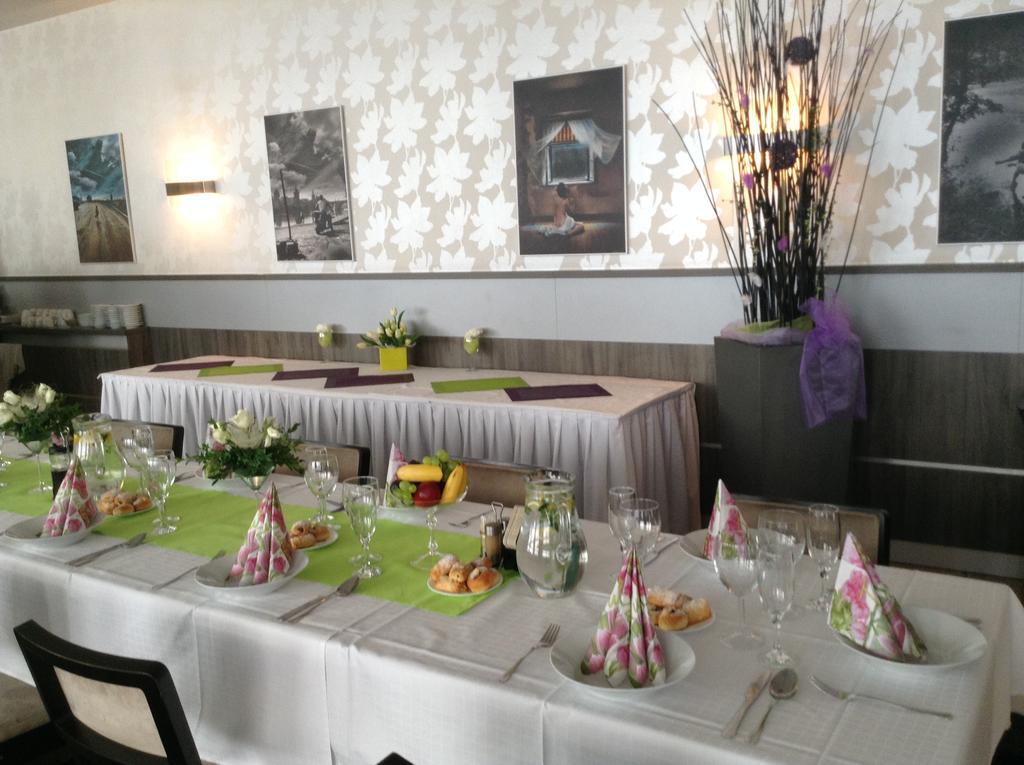 Uherský Brod Hotel Monde מראה חיצוני תמונה