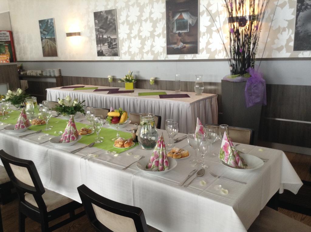 Uherský Brod Hotel Monde מראה חיצוני תמונה