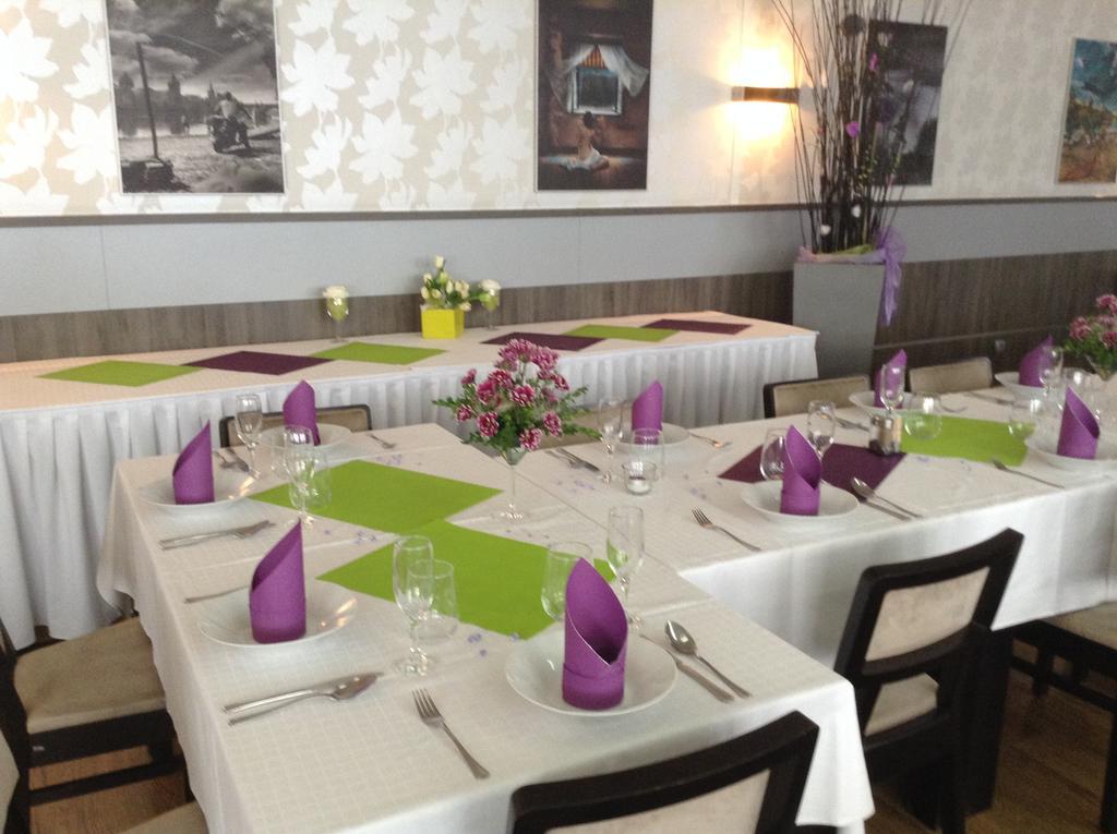 Uherský Brod Hotel Monde מראה חיצוני תמונה
